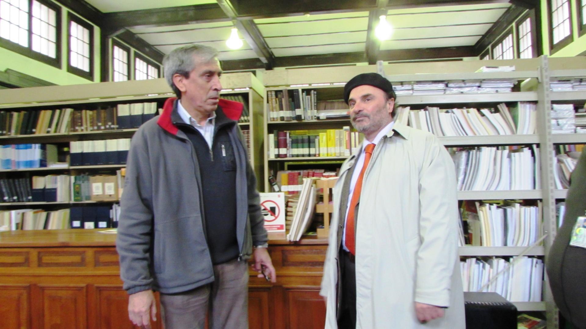 El Director Nacional Dibam, Ángel Cabeza, junto a Mario Elgueta, Director (s) del MNHN.