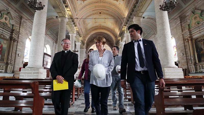 Ministra Consuelo Valdés en su recorrido por la Catedral de La Serena. Ministra de las Culturas, recorre iglesia junto al Seremi Francisco Varas y el Pbrto. Cristián Montenegro