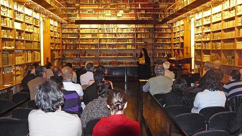 Carolina Nahuelhual se dirige a los asistentes.