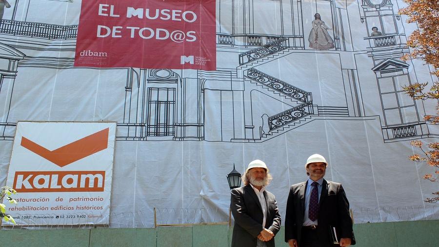 Ángel Cabeza, Director Nacional DIBAM (a la derecha); junto a Roberto Farriol, director del Museo Nacional de Bellas Artes, frente a la fachada en restauración.