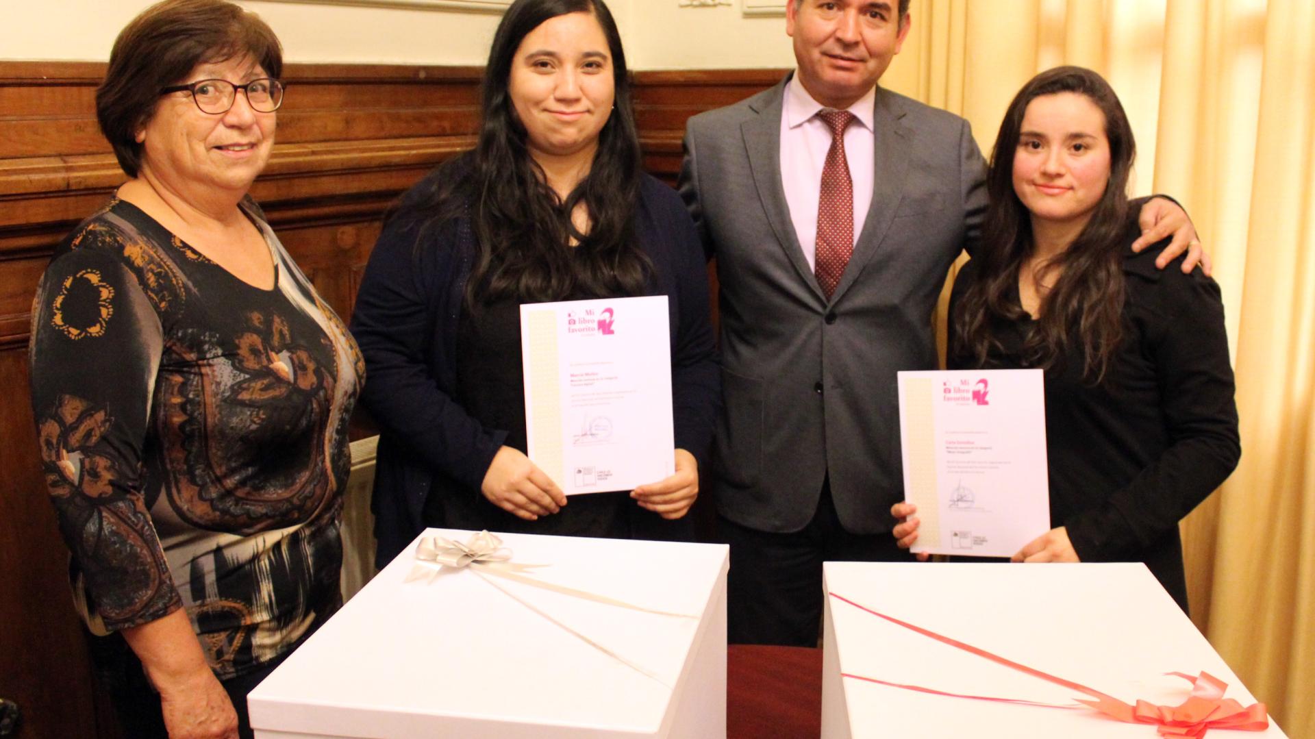 Ganadoras junto al Director (s) del Servicio Nacional del Patrimonio Cultural.