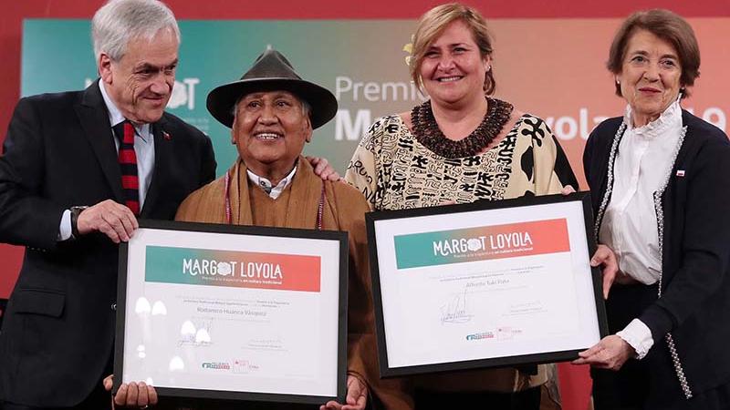 Radomiro Huanca y Alfredo Tuki Pate junto al presidente Sebastián Piñera y la ministra Consuelo Valdés. Radomiro Huanca y Cecilia Tuki, hija de Alfredo Tuki Pate, junto al presidente Sebastián Piñera y la ministra Consuelo Valdés.