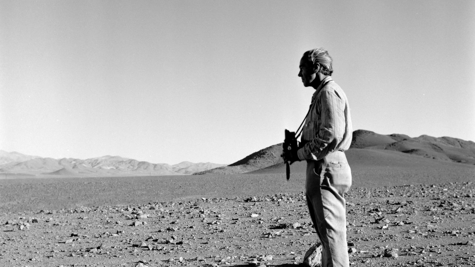 Retrato de Roberto Montandon en el desierto. Archivo fotográfico Roberto Montandón, Consejo de Monumentos Nacionales.