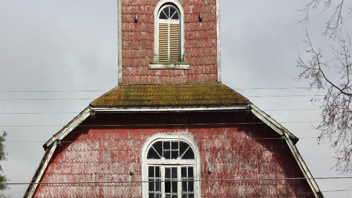 La arquitectura ecléctica, sencilla y propia de las iglesias del sur de Chile caracterizan al inmueble.