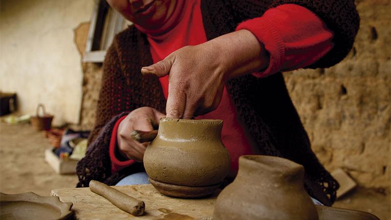 Las loceras de Pilén fueron reconocidas en 2012 como Tesoros Humanos Vivos por su tradición alfarera y su aporte al patrimonio cultural inmaterial. Créditos fotografía Javier Godoy.