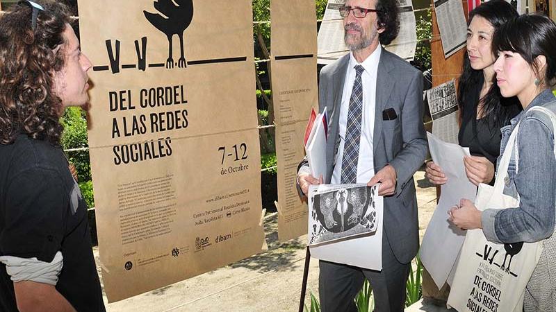 Luis Díaz González-Viana examina la exposición.