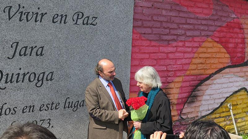Joan Jara y Angel Cabeza (Consejo Monumentos Nacionales) Sitio de Memoria para Víctor Jara en comuna de Lo Espejo