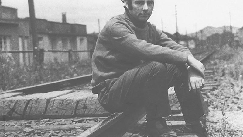 Teillier en la línea férrea de Lautaro (1968).