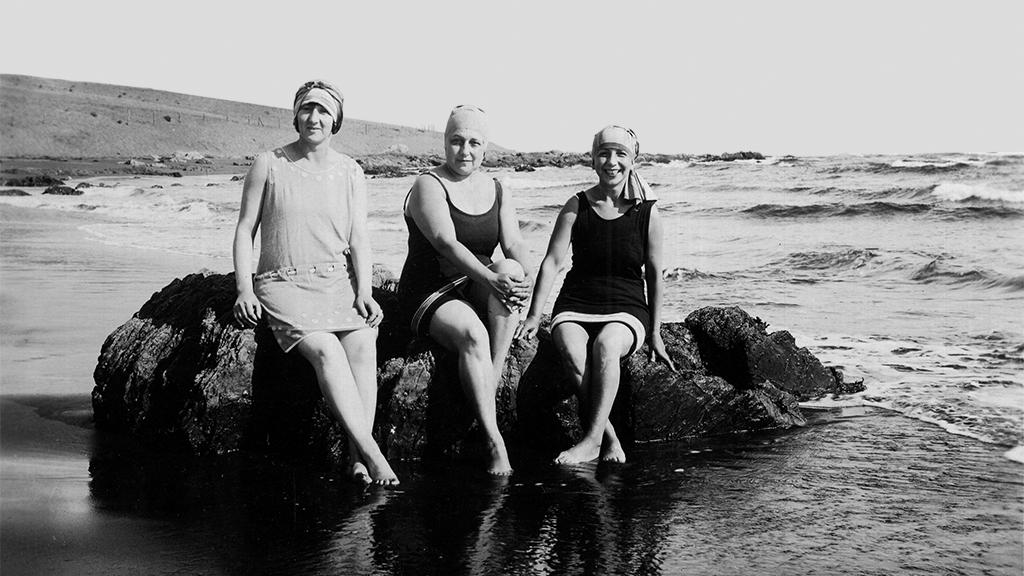 Bañistas, balneario de Pichilemu, década del 1920. Colección Biblioteca Nacional.