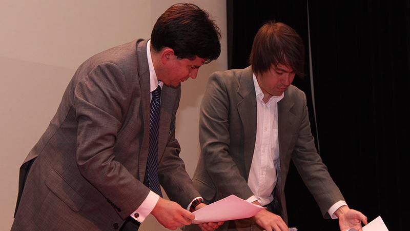 Firman el convenio José Cortés, director (s) de la Dibam, y Eduardo Testart, presidente de Wikimedia Chile.