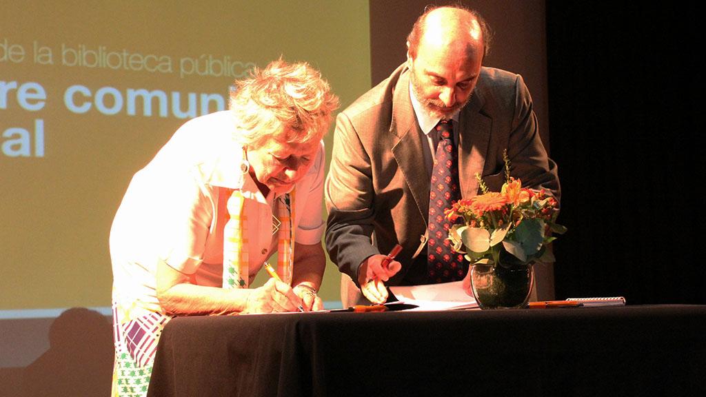 Firma de convenio con FDD Clara Budnik (FDD) y Ángel Cabeza (Dibam) firman el convenio.