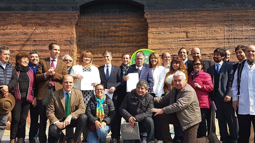 Autoridades y vecinos del Barrio Franklin Autoridades y vecinos del Barrio Franklin en el anuncio del convenio.