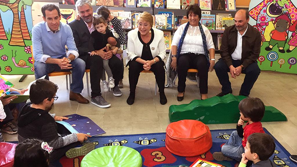 Presidenta en la sala Infantil de la Biblioteca Presidenta en la sala Infantil de la Biblioteca de Santiago.