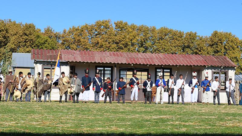 La comunidad participó activamente en este evento. Desfile cívico militar.