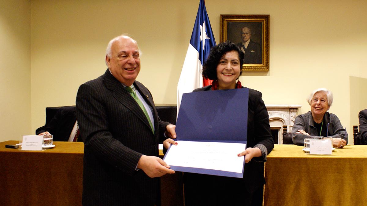 Florencia García, directora de BPDigital, recibiendo el premio Alonso de Ercilla. Florencia García, directora de BPDigital, recibiendo el premio Alonso de Ercilla.