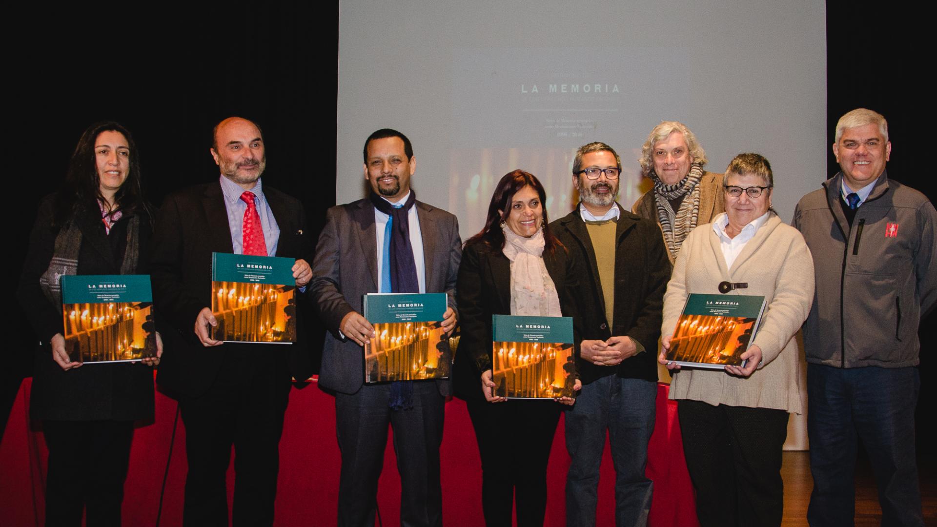 Director de la Dibam Ángel Cabeza junto a diversas autoridades presentes en el lanzamiento del libro “Patrimonio de la Memoria de los Derechos Humanos” 
