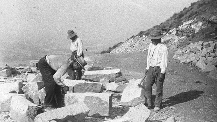 El origen de las canteras de Colina data de fines del siglo XIX y tiene su origen en las necesidades surgidas de las transformaciones urbanas de Santiago