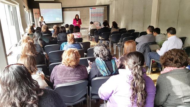 Funcionarios DIBAM Valparaíso se capacitan en trato al adulto mayor. Foto: SENAMA.