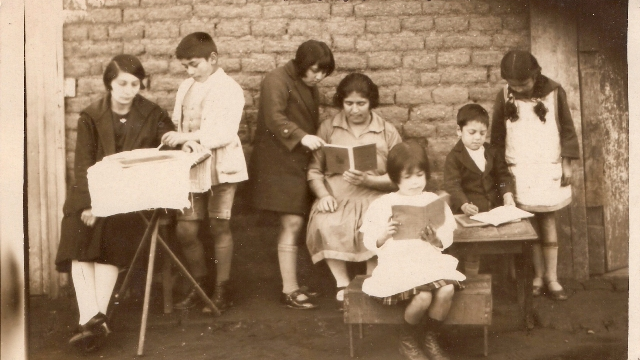 Álbum fotográfico de brigadas de pequeños maestros cursos vespertino y nocturno de Concepción y Tomé, 1919. Colección Minutera Archivo Fotográfico Biblioteca Nacional.