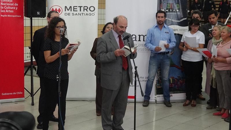 Ángel Cabeza, director de la Dibam. Director de la Dibam lee uno de los poemas de Gabriela Mistral en Bibliometro de Estación Baquedano.