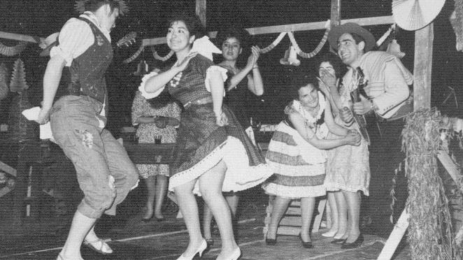 Estudiantes bailan cueca y tocan instrumentos musicales. 1966. Archivo Fotográfico Museo de la Educación Gabriela Mistral. N° inventario A2 00043.