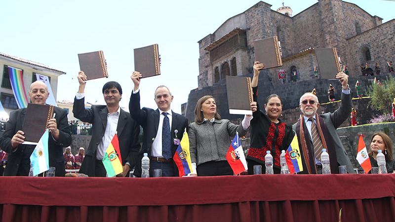 Autoridades celebran la postulación.