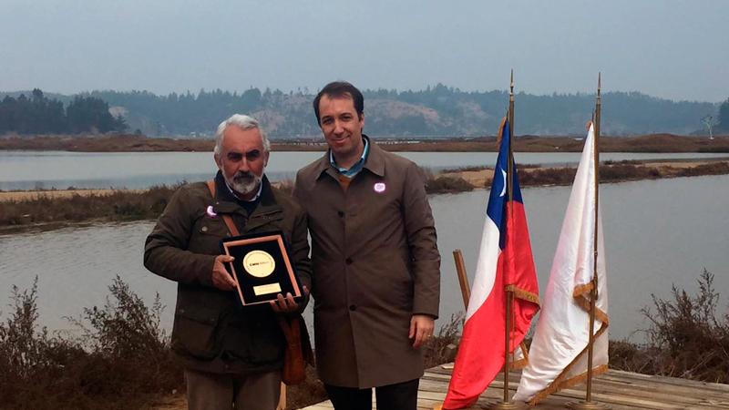 Premio de Conservación en la categoría inmaterial Director del Servicio Nacional del Patrimonio Cultural, Carlos Maillet, con el premiado cantautor a lo poeta de lo humano y lo divino, Francisco Astorga.