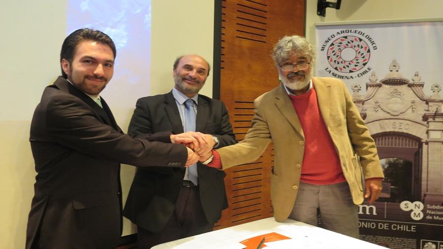 De izquierda a derecha: Roberto Páez, hijo del profesor; Ángel Cabeza, director DIBAM; director del Museo Arqueológico, Ángel Durán. De izquierda a derecha: Roberto Páez, hijo del profesor; Ángel Cabeza, director DIBAM; director del Museo Arqueológico, Ángel Durán.