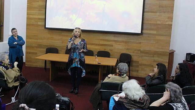 Una de las mujeres presentando su experiencia.