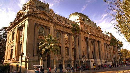 El señorial edificio de la Biblioteca Nacional.