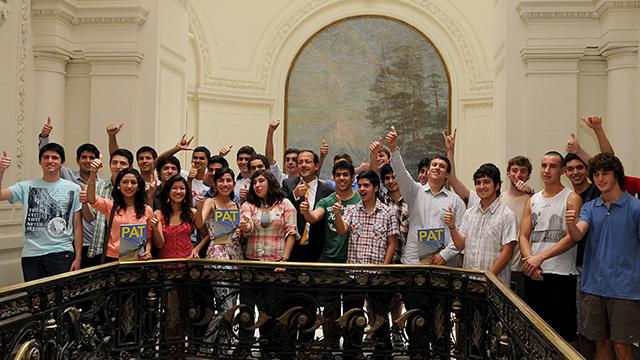 Estudiantes destacados en Biblioteca Nacional.