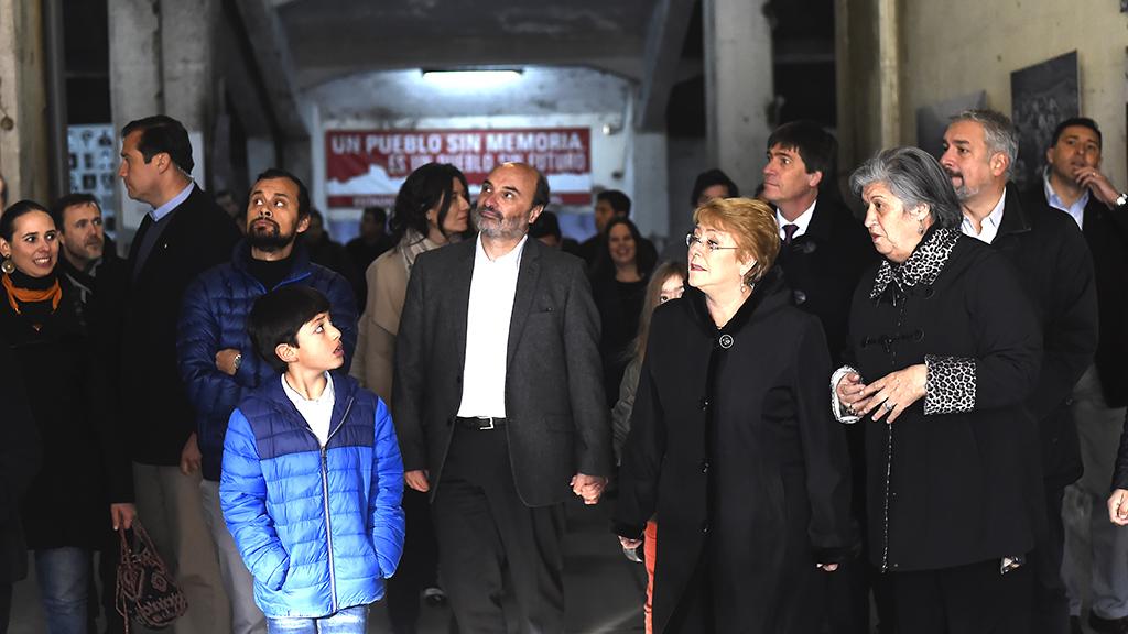 Presidenta Michelle Bachelet, junto al director de la Dibam y Vicepresidente del CMN, Ángel Cabeza en el Estadio Nacional conmemorando el Día del Patrimonio Cultural