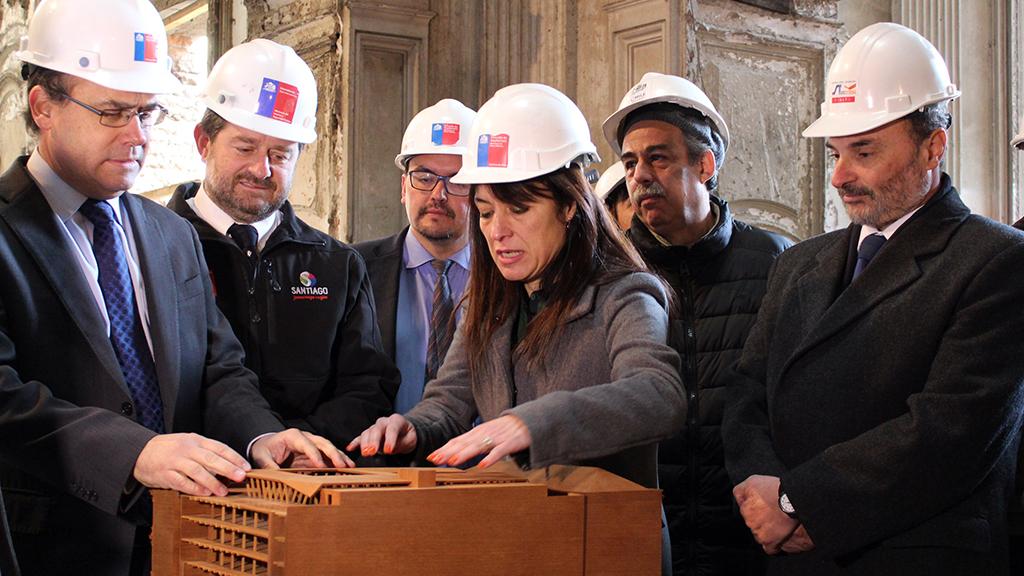 Autoridades observan la maqueta de la restauración y nueva infraestructura del Palacio Pereira