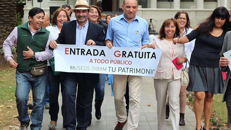 Autoridades Dibam en lanzamiento de la iniciativa.