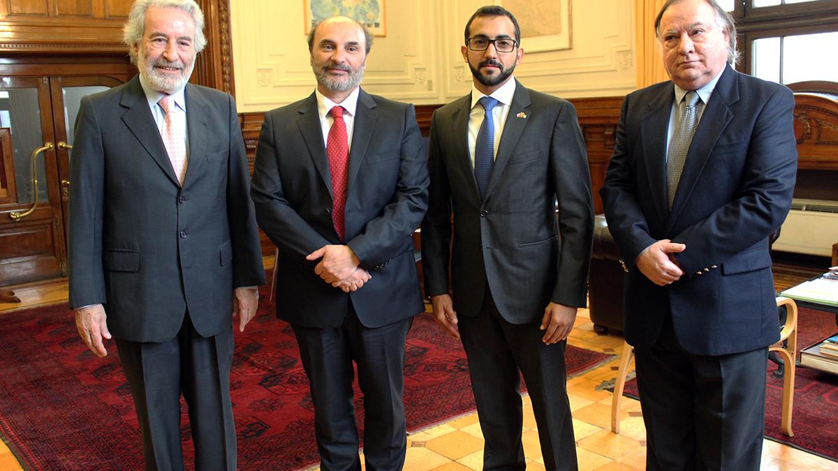 El director de la Dibam, Ángel Cabeza junto al Jeque de Emiratos Árabes, Fahim Sultan Al Qasimi (al centro) en su visita protocolar a la Biblioteca Nacional