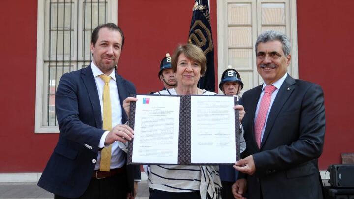 Ministra de las Culturas, las Artes y el Patrimonio, Consuelo Váldes, superintendente de Bomberos Marco Antonio Cumsille, y director del Servicio Nacional del Patrimonio Cultural, Carlos Maillet, muestran convenio luego de su firma.