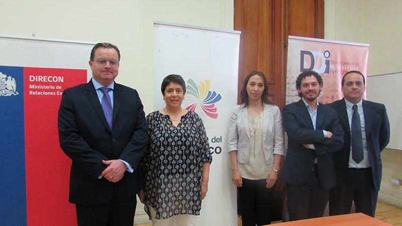De izquierda a derecha: Claudio Ossa, jefe del Departamento de Derechos Intelectuales de la Dibam, Mariana Schmidt, tallerista en el Taller de Valoración de la Creatividad junto a Paulina Nazal, directora general de DIRECON, Fredy Forero, coordinador Obs