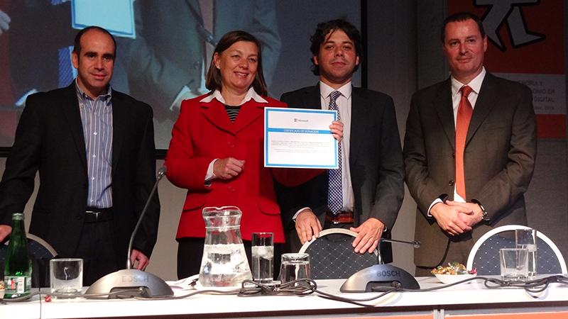 Autoridades Dibam junto a Directores de Microsoft.