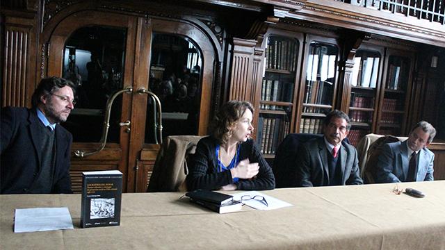 La autora en la presentación de la obra.