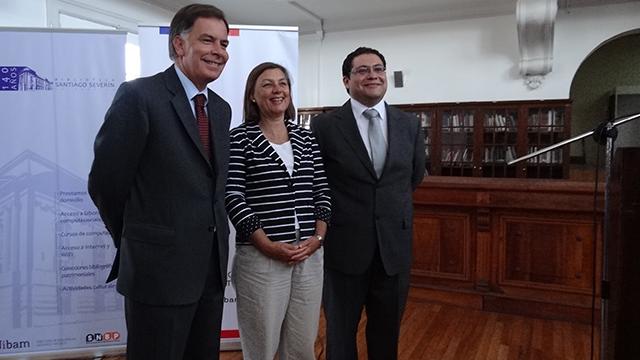 Autoridades en el aniversario de la Biblioteca.