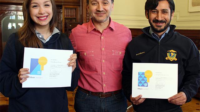 Los ganadores junto al director de la Dibam.