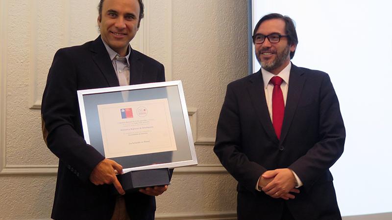 Álvaro Soffia del SNBP, recibio la distinción en nombre de la Biblioteca Regional de Antofagasta.