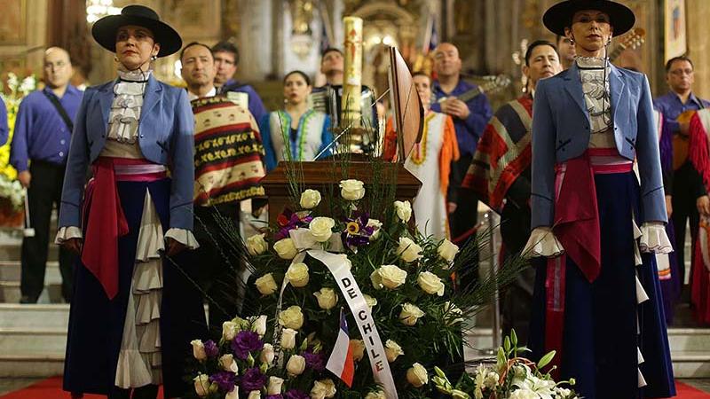 Una misa a la chilena fue oficiada en la Catedral Metropolitana para despedir los restos del artista.