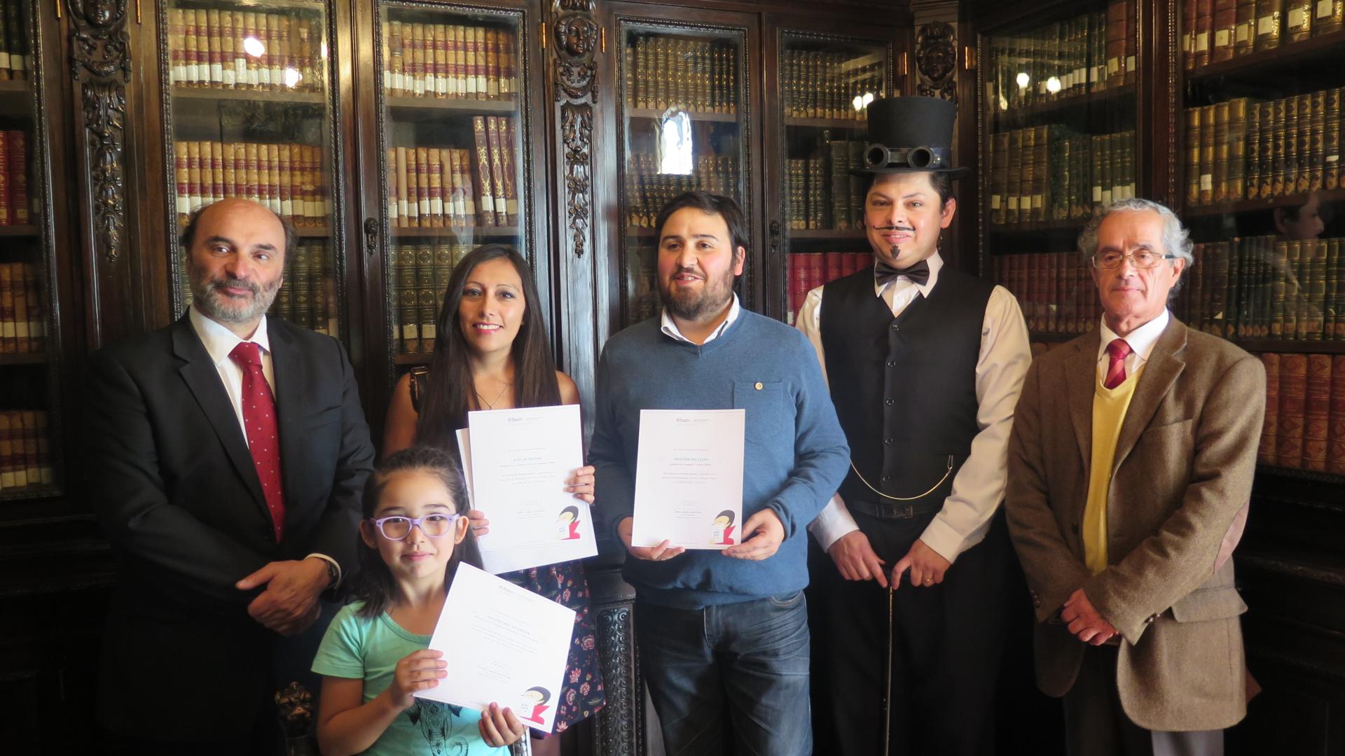 Los ganadores porteños del concurso DIBAM posan junto al Director Ángel Cabeza.