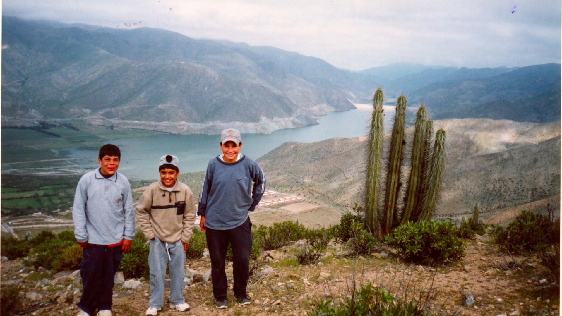 Como parte de la muestra fotográfica, Felipe Díaz, Simón Pávez y Bernardo Aquez observan el valle inundado, 1999.