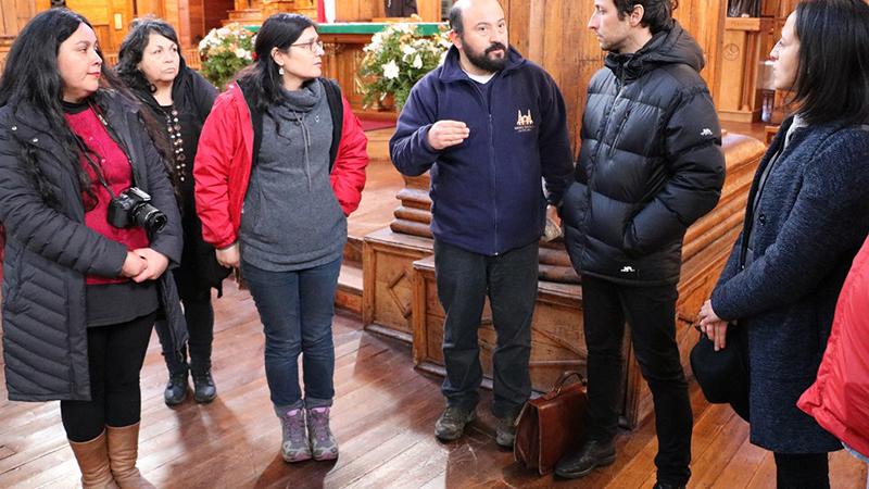 El subsecretario Emilio De la Cerda en reunión con actores locales. Emilio de la Cerda, subsecretario del Patrimonio Cultural, junto al padre Julio Campos y profesionales de la oficina técnica del Consejo de Monumentos Nacionales provincial y de la Oficina Patrimonio & Restauro.