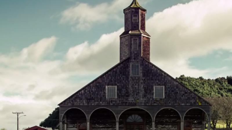 Título entre 66 y 75 caracteres (sin punto final y con mayúsculas y minúsculas) Una de las iglesias de Chiloé, Patrimonio de la Humanidad.