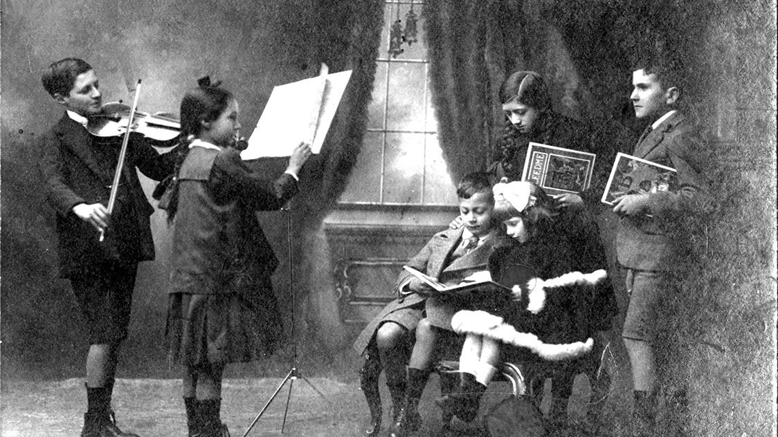 Niños en sesión de música. Ca 1920. Biblioteca Nacional