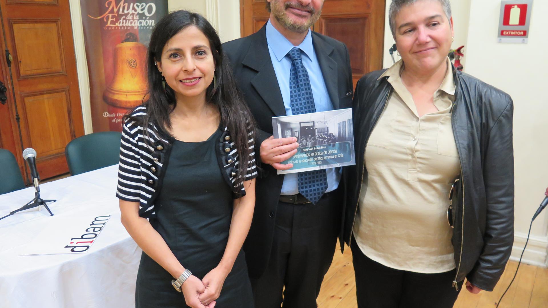 Presentación de libro en el Museo de la Educación Gabriela Mistral. M. Isabel Orellana, Ángel Cabeza y Emma de Ramón.