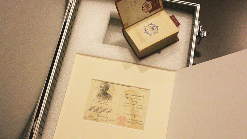 Documentos de Mistral y libro de Neruda.